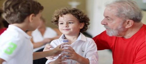 Bact&eacute;ria causou infec&ccedil;&atilde;o generalizada em neto de Lula (Reprodu&ccedil;&atilde;o/Facebook/@Lula)