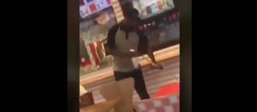 Jovem v&iacute;tima de ataques em lanchonete. (Reprodu&ccedil;&atilde;o/Redes Sociais)