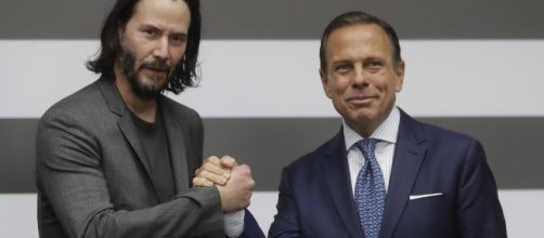 O ator Keanu Reeves ao lado de Doria e do secret&aacute;rio S&eacute;rgio S&aacute; Leit&atilde;o. (Divulga&ccedil;&atilde;o/ Governo de S&atilde;o Paulo)