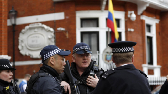 Julian Assange arrestato a Londra da Scotland Yard. foto - nuovarassegna.it