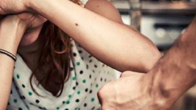 La moglie si rifiuta di lavargli i piedi e non sa fare le torte: massacrata di botte - Il Mattino