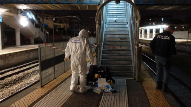 Napoli, 24enne stuprata in ascensore della stazione ... - mediaset.it