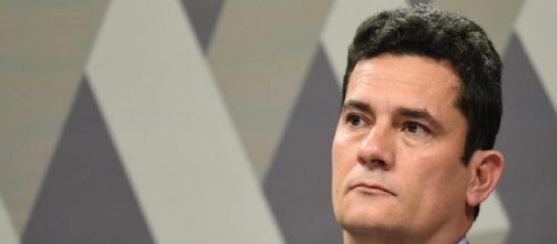 Ele postou uma foto segurando um calend&aacute;rio para provar que a conta era dele. (Arquivo Blasting News)