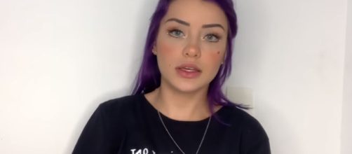 Vee Castro grava v&iacute;deo sobre o caso em seu canal. (Reprodu&ccedil;&atilde;o/ Youtube/ Vee Castro)