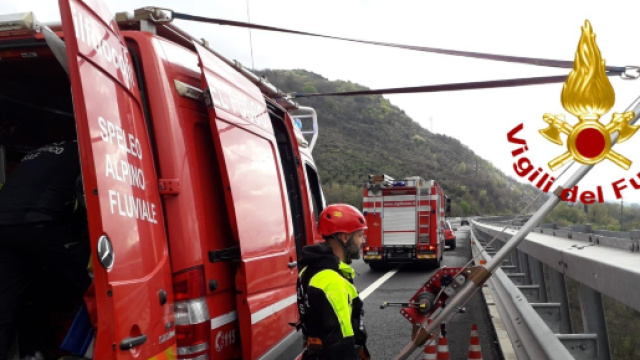 Calabria, ragazzo si getta nel vuoto e muore