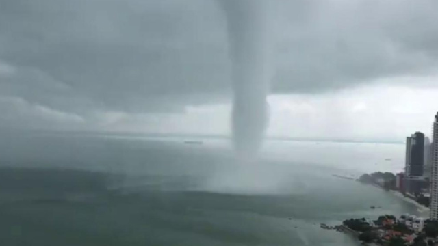 Malesia, gigantesca tromba d'acqua sfiora i grattacieli