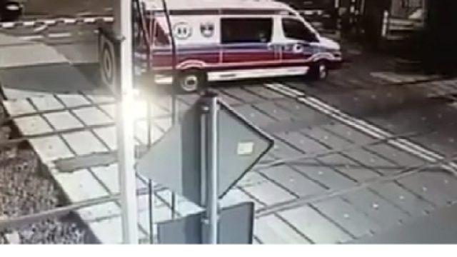 Polonia, ambulanza resta bloccata sui binari: treno la travolge, morti infermiere e medico