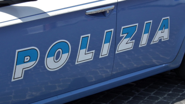 Roma, accoltella al collo la sua ex compagna: vicini di casa sfondano la porta e la salvano