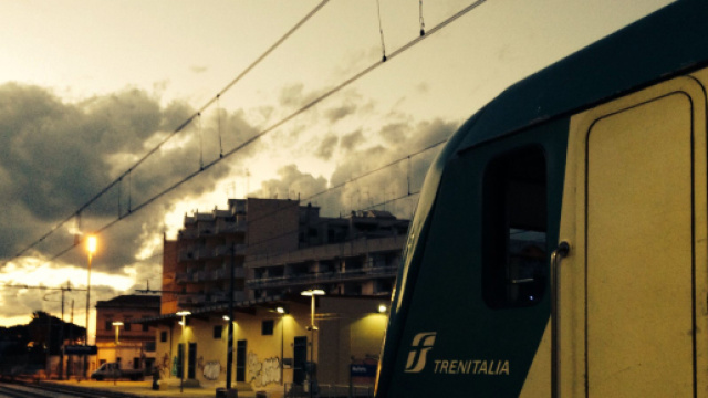 Bari, ragazza picchiata, rapinata e palpeggiata in un treno nei pressi di Molfetta: arrestato 36enne