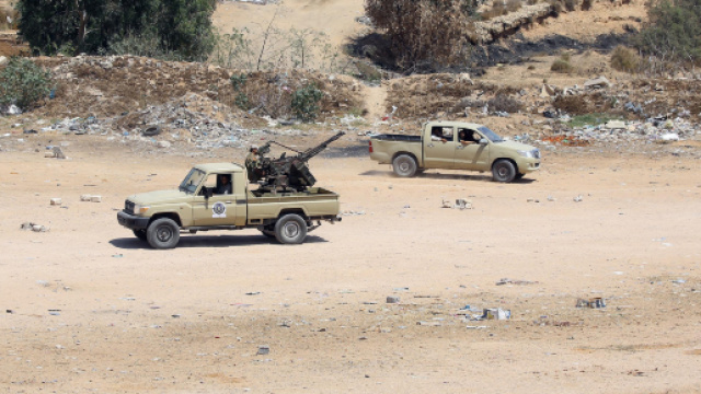Libia: continuano gli scontri, Eni fa evacuare personale italiano