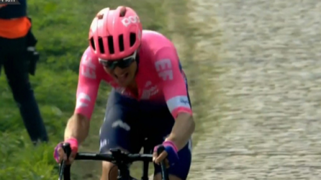 Alberto Bettiol da solo sul Paterberg