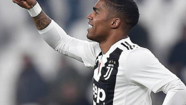 Juventus, Douglas Costa nel mirino dell'Inter.