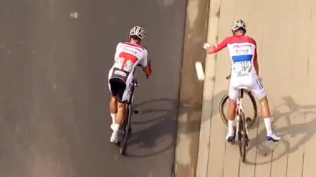 La caduta di Mathieu Van der Poel al Giro delle Fiandre