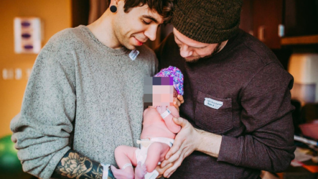 Usa, donna 61enne partorisce una bimba per il figlio gay e il suo compagno