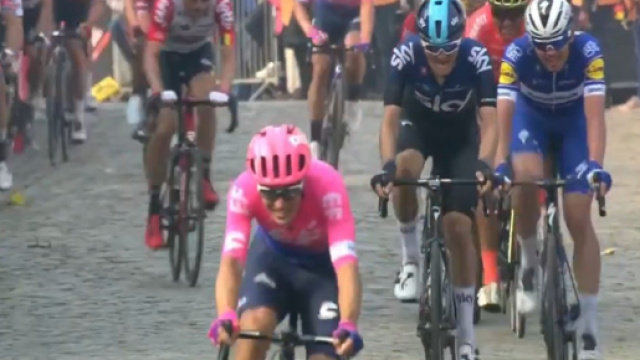 Bettiol attacca sull'Oude Kwaremont, Van Avermaet non pu&ograve; seguirlo