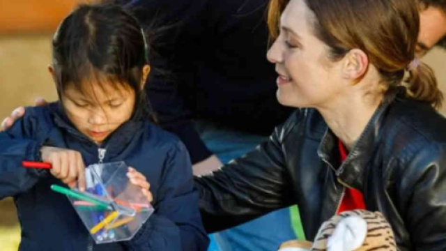 la piccola Kim (Mia Mai Brizio) gioca assieme ad Arianna (Samanta Piccinetti)