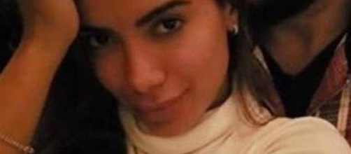 Anitta posou para foto recebendo beijo na nuca de empres&aacute;rio. (Reprodu&ccedil;&atilde;o/ Instagram/ @anitta_tato).