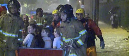 Bombeiros resgatam crian&ccedil;as no RJ. (Reprodu&ccedil;&atilde;o/TV Globo)