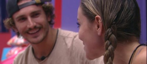 Paula e Alan no 'BBB19'. (Reprodu&ccedil;&atilde;o/TV Globo)