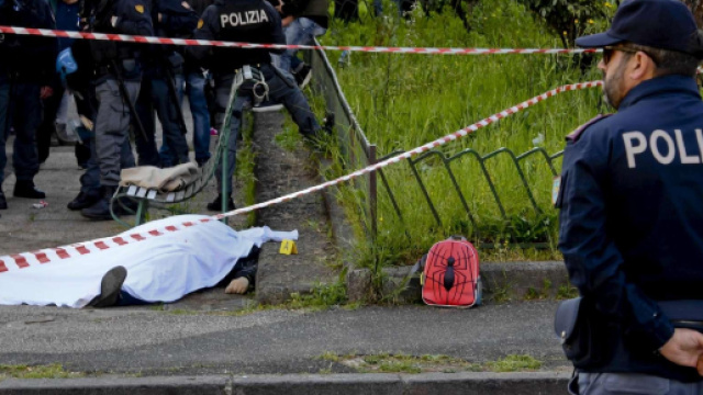 Agguato a Napoli in orario di scuola, ucciso un uomo, ferito il figlio