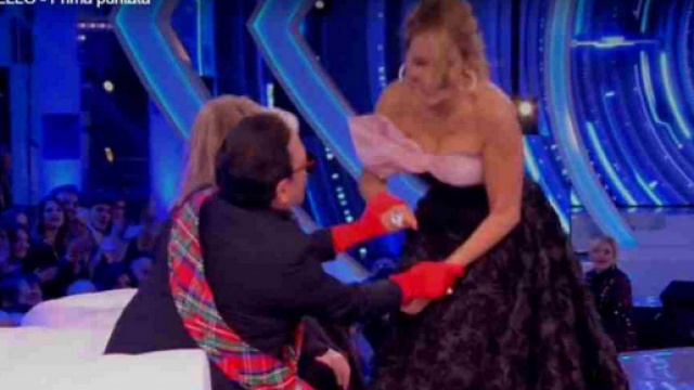 GF 16: Barbara D'Urso gaffe con Malgioglio: 'Le mutande le hai?'