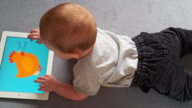 Gioca con l&rsquo;ipad del pap&agrave; e lo blocca per mezzo secolo