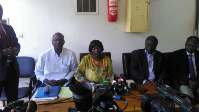 Le pr&eacute;sident du SNJC Centre Thierry Eba et la commission du Tchad &copy; Odile Pahai