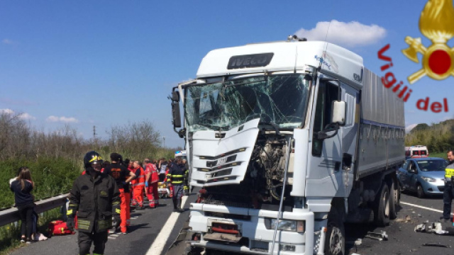 Roma, incidente in autostrada: tir contro pullman di bambini.