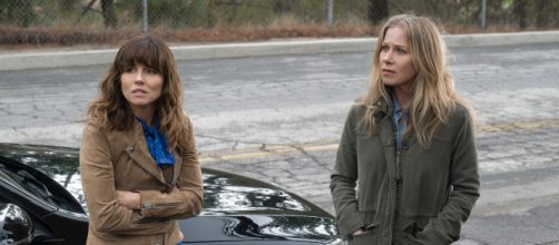 Linda Cardellini (esquerda) e Cristina Applegate em cena de 'Disque Amiga para Matar'. (Divulga&ccedil;&atilde;o/Netflix)