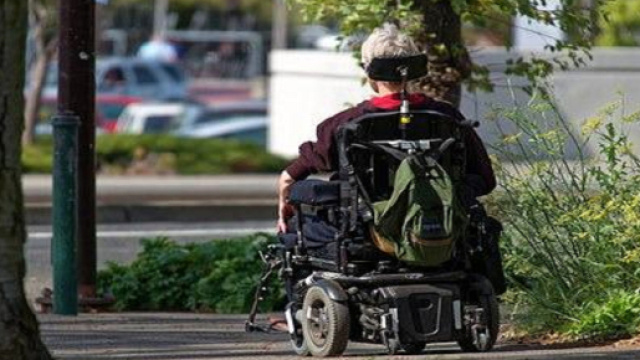 Plauen, Germania: uomo guida ubriaco la carrozzina elettrica, multato