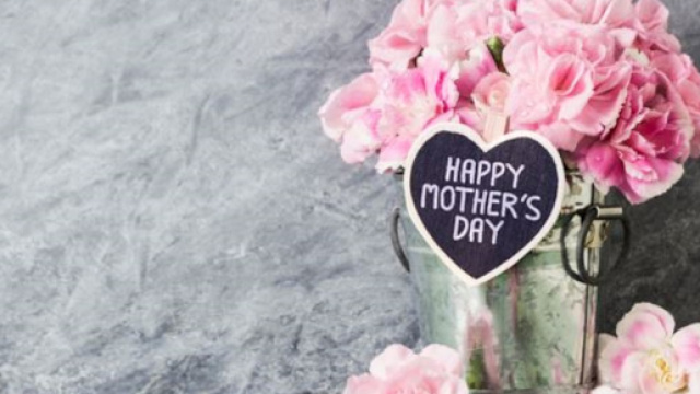 Festa della mamma, frasi di auguri dolci e delicate da condividere anche sui social