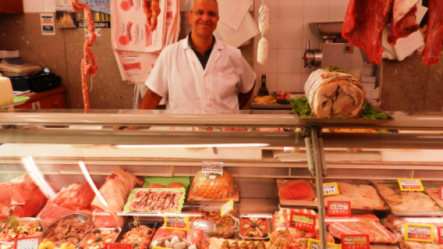 Macellaio aggredito da un gruppo di vegani