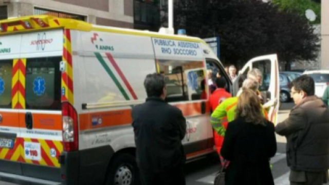 Calabria, si toglie la vita gettandosi da un balcone. (foto di repertorio)