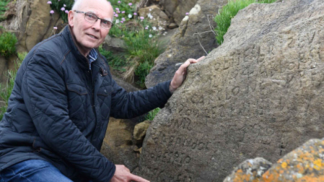 Francia, autorit&agrave; offrono ricompensa a chi decifrer&agrave; la roccia misteriosa - cnn.com