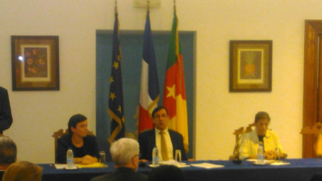L'ambassadeur de Fance au Cameroun en compagnie des repr&eacute;sentants des 2 ONG (c) Odile Pahai