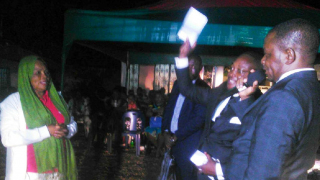 Le Maire de la Commune d'arrondissement de Yaound&eacute; 6 lors de la remise de dons (c) Odile Pahai