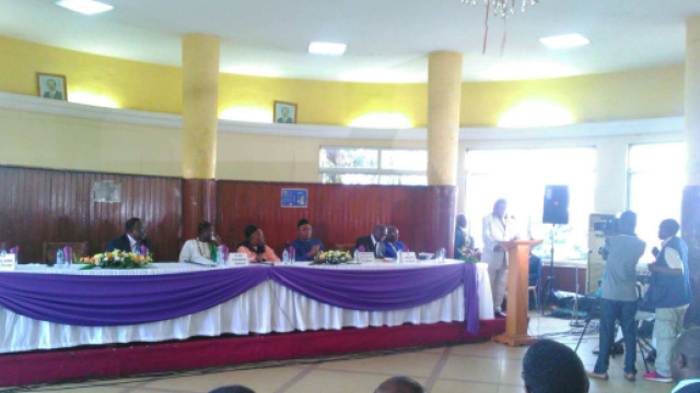 Lors de la pr&eacute;sentation du c&eacute;l&egrave;bre ouvrage sur l'histoire du Cameroun &copy; Odile Pahai