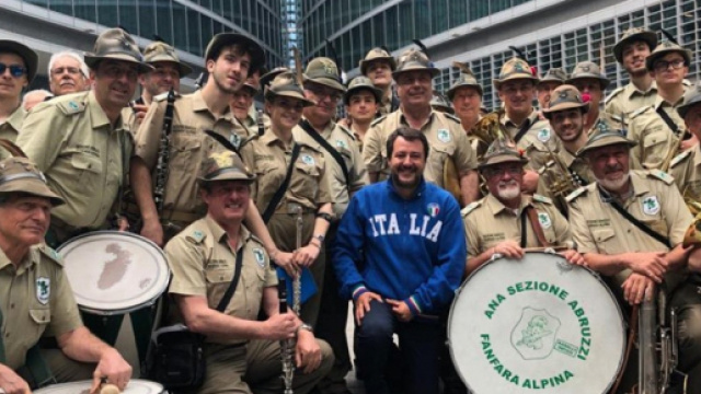 Matteo Salvini contestato durante l'adunata nazionale degli Alpini a Milano