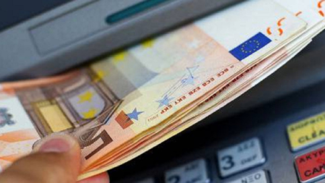 Bergamo, trova 20 mila euro al bancomat: chiama i carabinieri e li restituisce