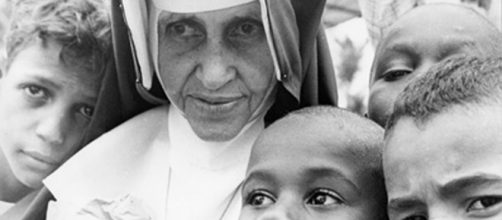 Irm&atilde; Dulce com crian&ccedil;as. (Arquivo Blasting News)