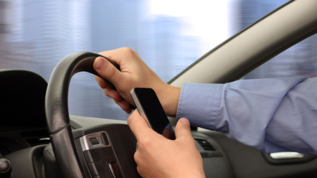 Cellulare al volante: stop patente dopo la prima infrazione, se ne parla nel nuovo Codice della Strada