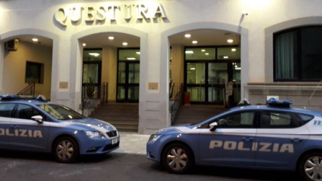 Gioia Tauro: sorprende la convivente mentre lo denuncia e aggredisce gli agenti