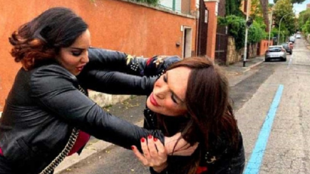 Manila e Francesca, due opinioniste della D'Urso, fanno a botte per strada