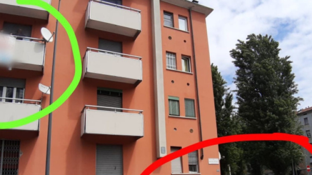 Milano, striscione contro Salvini: arriva la DIgos, ma gli abitanti protestano