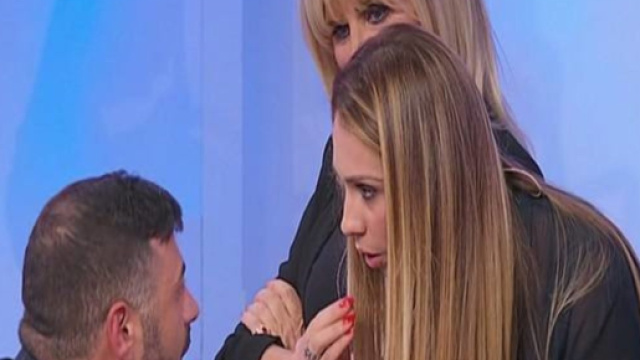 Uomini e Donne, Pamela e Stefano litigano dopo l'intervento di Roberta