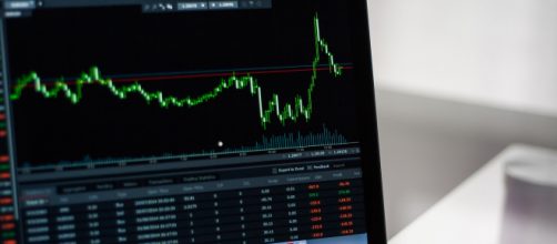 Trading charts on laptop screen. [Image source: StockSnap/Pixabay]