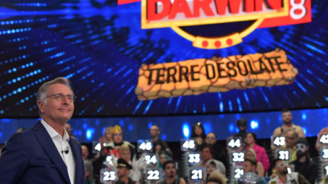 Anticipazioni Ciao Darwin 17 maggio: Tv vs Web, capitani Paolo Perego e Il Pancio