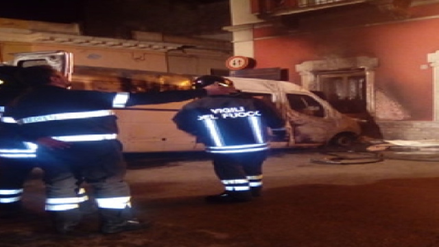 Brindisi, paura a Tuturano: furgone va a fuoco in pieno paese, danneggiato un edificio