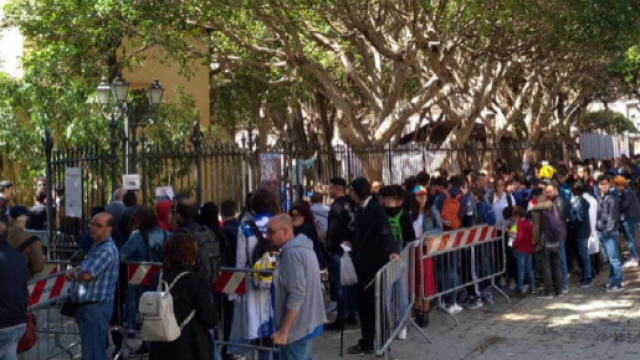 La fila all'ingresso del Trapani Comix, nella storica Villa Margherita della citt&agrave; siciliana