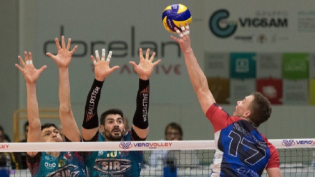 Plotnyskyi con la maglia del Monza attacca il muro di Perugia.